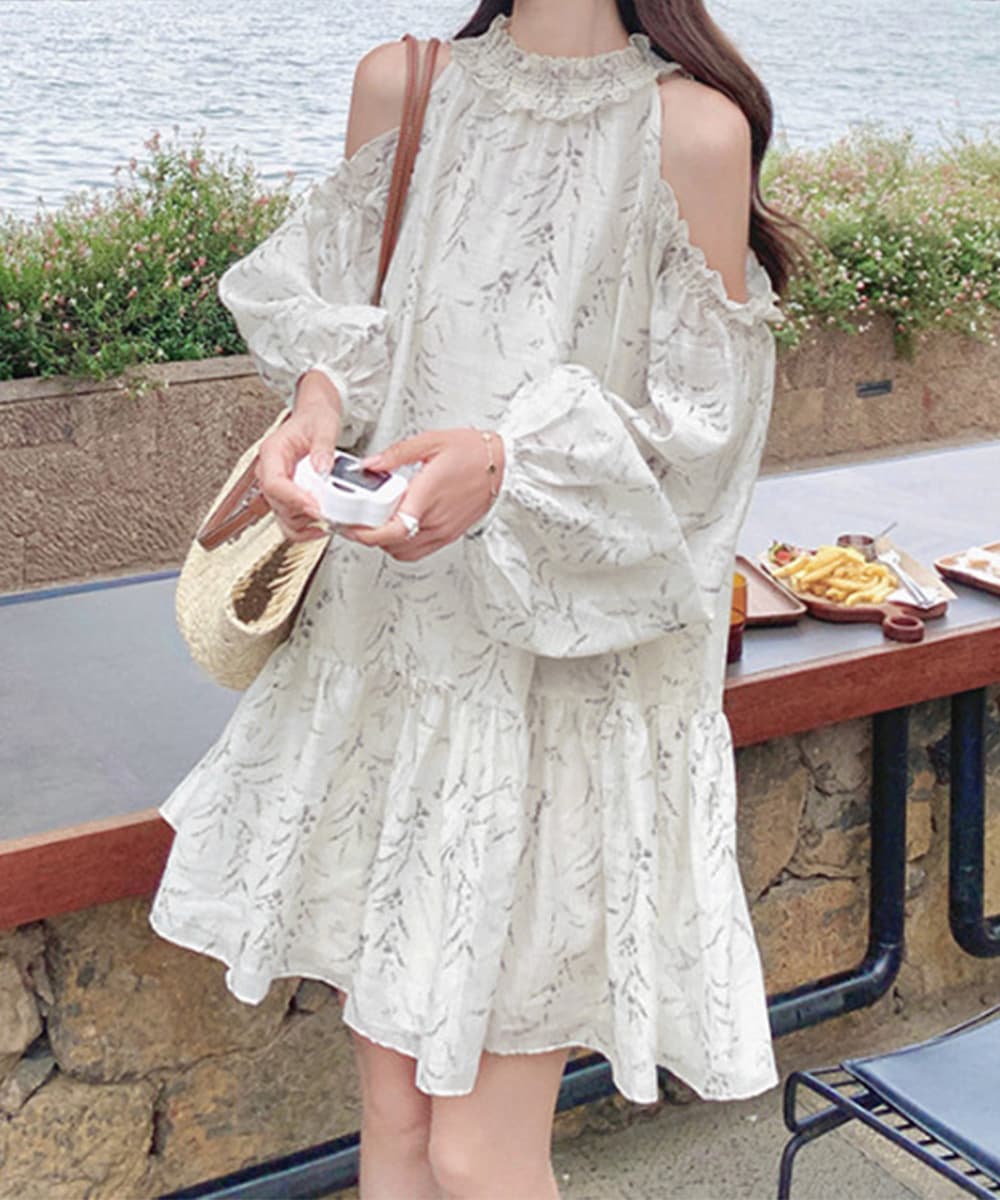 大人かわいい服 肩見せ 花柄フリルティアードワンピース