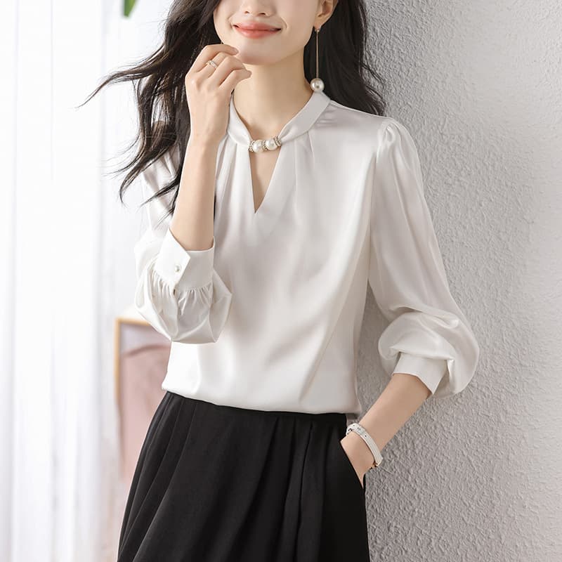 大人かわいい服 真珠調アクセントの上品ブラウス