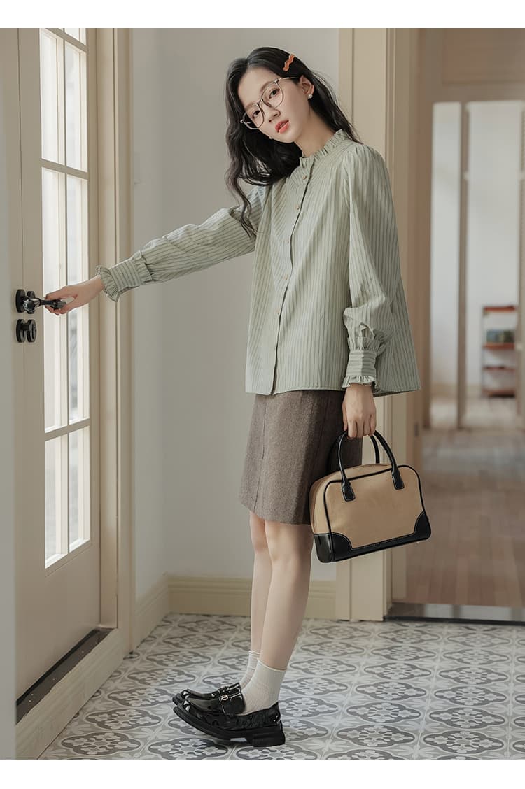 大人かわいい服 フリルカラー シャーリングストライプブラウス
