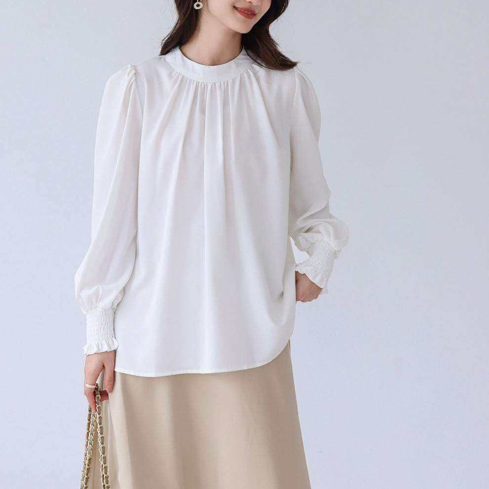 大人かわいい服 ふんわり袖の上品プリーツブラウス