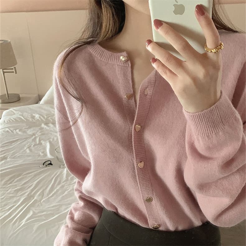 大人かわいい服 ハートボタン付き柔らかニットカーディガン