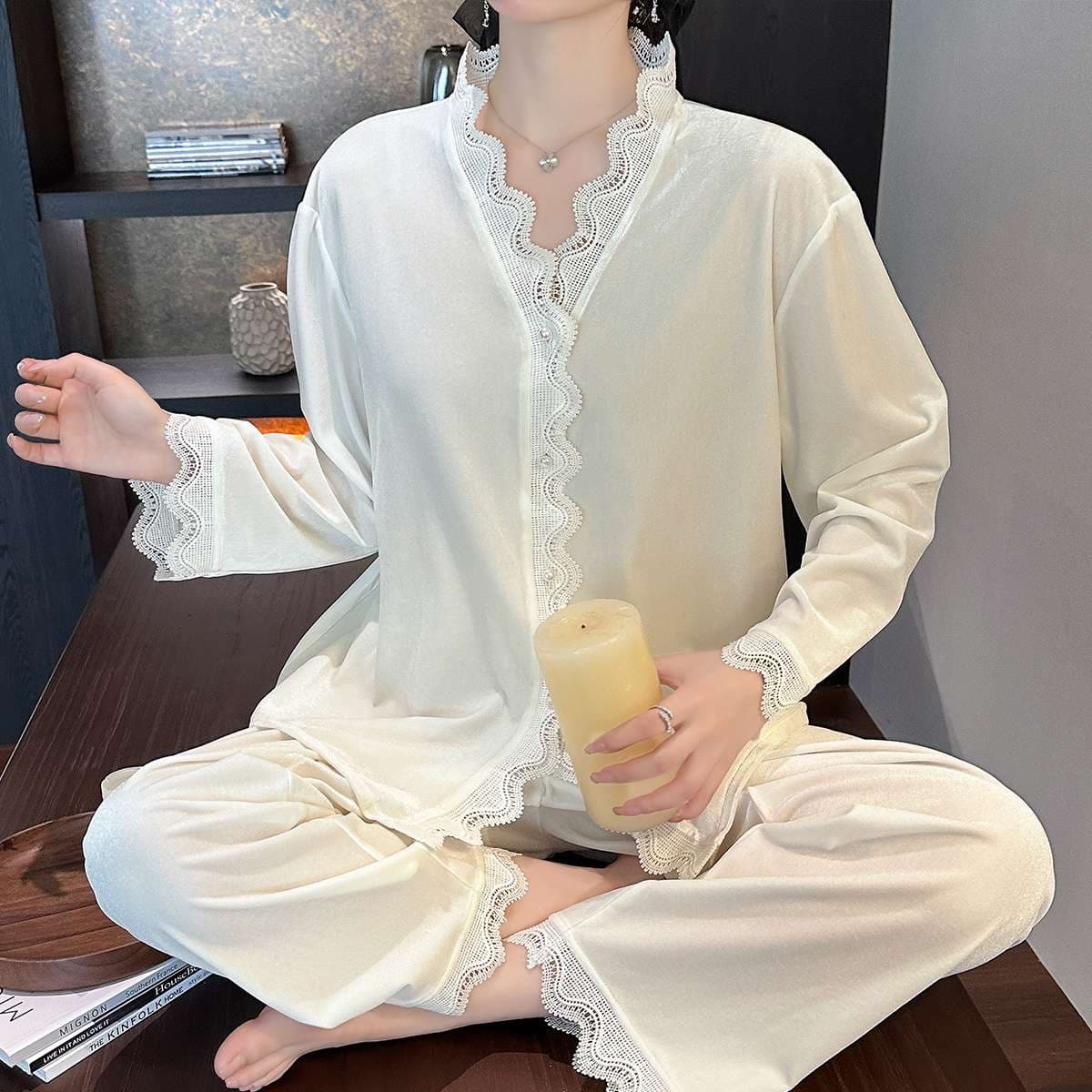 大人かわいい服 甘さ引き立つレース×ベルベット ルームセットアップ