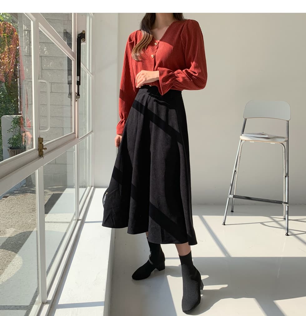 大人かわいい服 光沢素材のエレガントフレアロングスカート