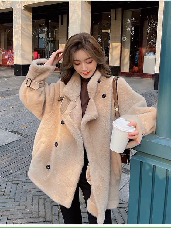 大人かわいい服 ボア素材ダブルボタンミドル丈コート