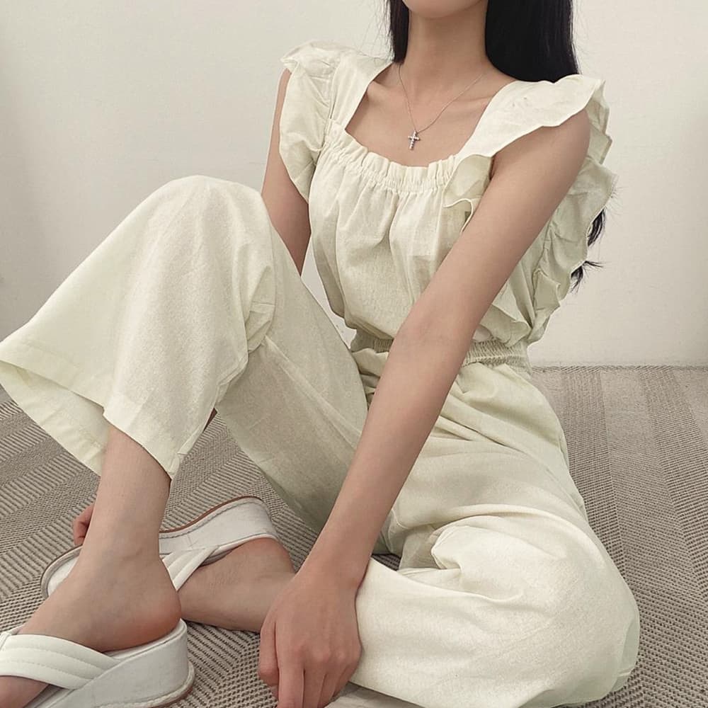大人かわいい服 フリル袖ワンピース風つなぎパンツドレス