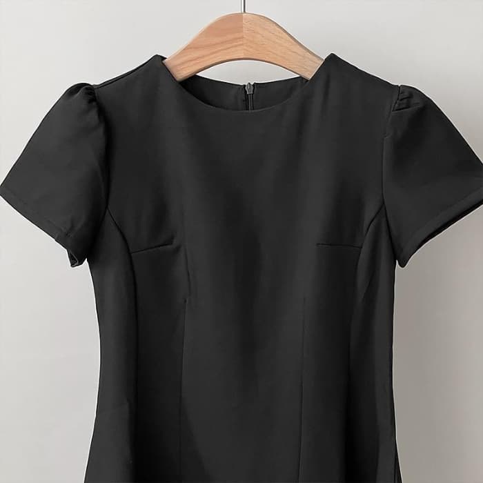 大人かわいい服 上品シルエット パフスリーブワンピース