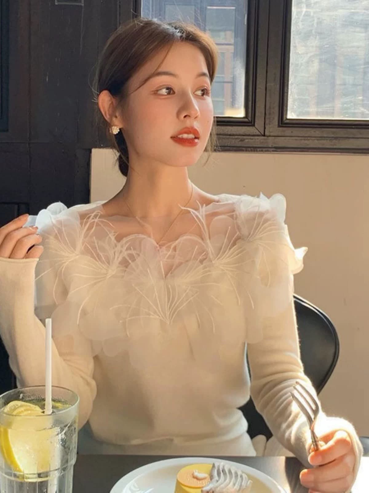 大人かわいい服 オーガンジーフリル付き透け感ニット