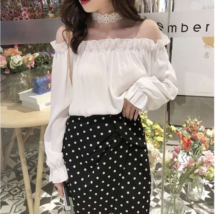 大人かわいい服 袖ギャザー×フリルの上品オフショルダー