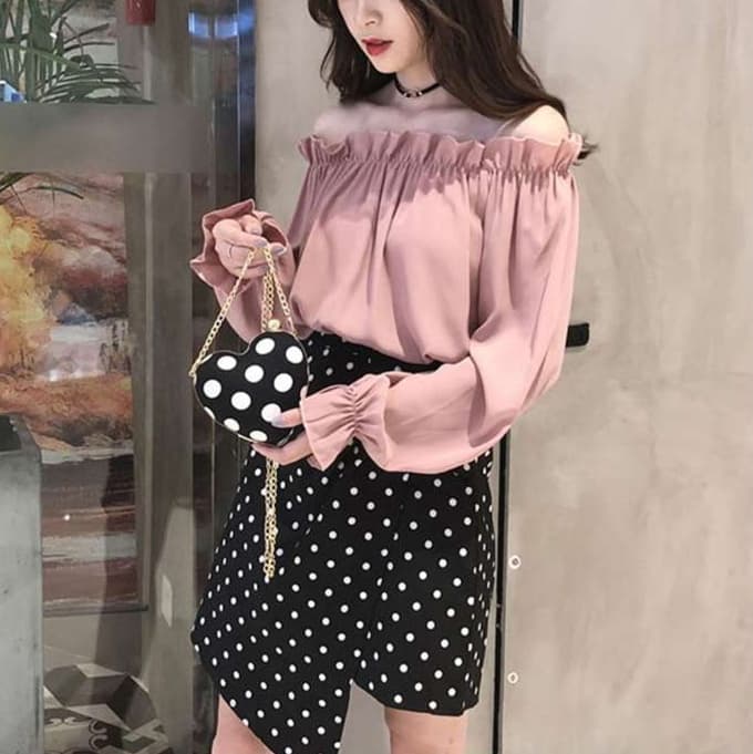 大人かわいい服 袖ギャザー×フリルの上品オフショルダー