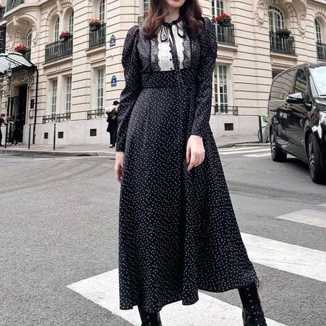 大人かわいい服 上品ドットとパフ袖の甘美シルエットワンピ