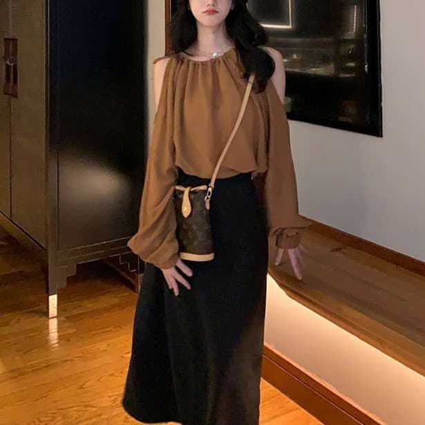 大人かわいい服 柔らかシルエット オフショルダーフリルブラウス