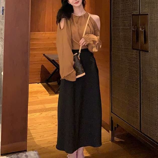 大人かわいい服 柔らかシルエット オフショルダーフリルブラウス