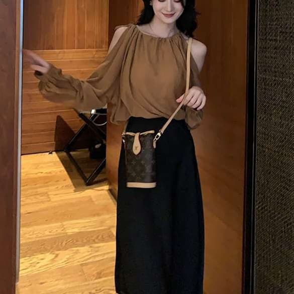 大人かわいい服 柔らかシルエット オフショルダーフリルブラウス