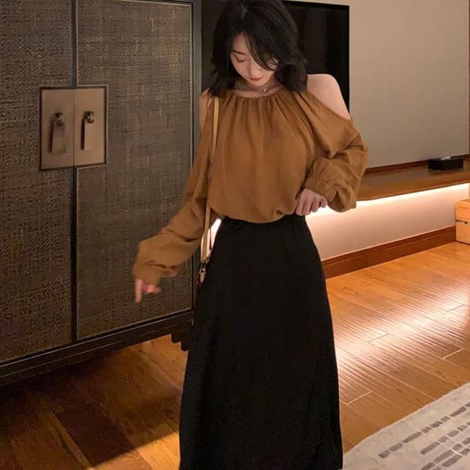 大人かわいい服 柔らかシルエット オフショルダーフリルブラウス