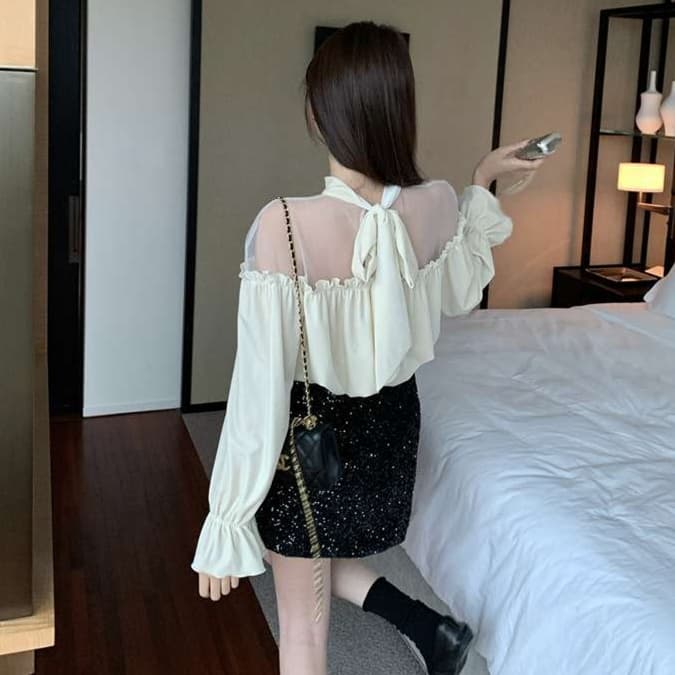 大人かわいい服 透け感フリルのガーリーブラウス