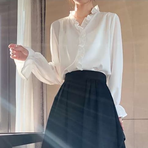 大人かわいい服 優雅フリルの上品ブラウス