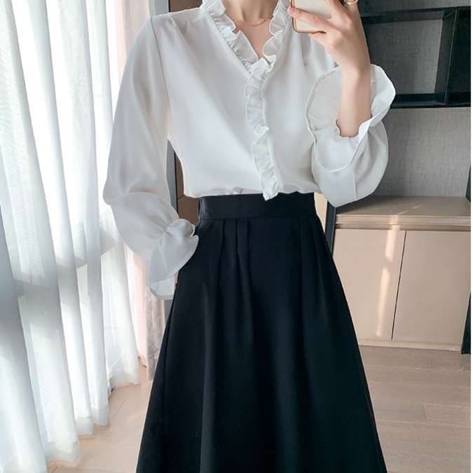 大人かわいい服 優雅フリルの上品ブラウス