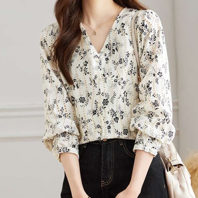 大人かわいい服 上品花柄フリルスリーブブラウス