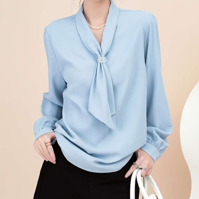 大人かわいい服 なびく袖のリボン付きブラウス