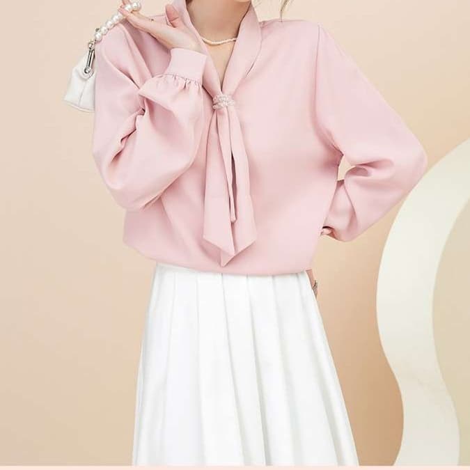 大人かわいい服 なびく袖のリボン付きブラウス