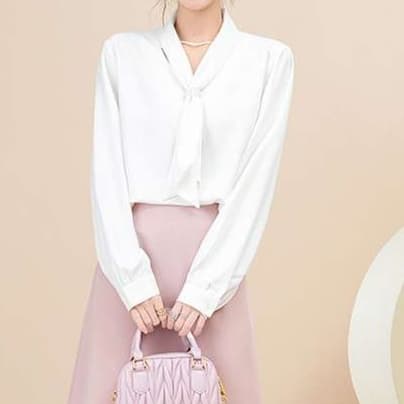 大人かわいい服 なびく袖のリボン付きブラウス