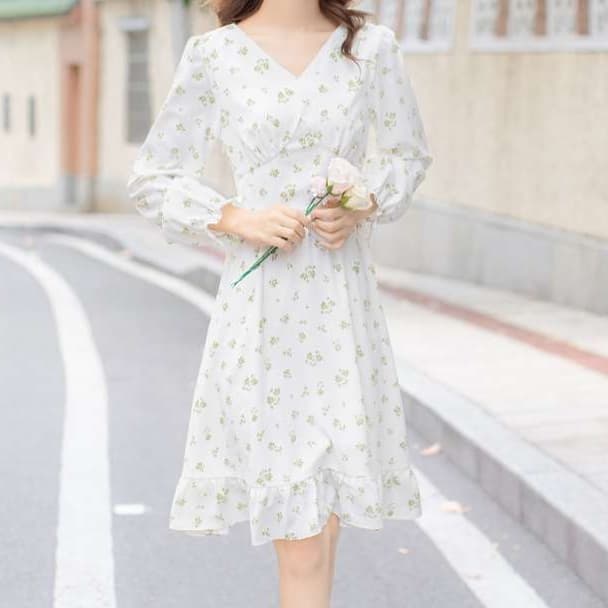 大人かわいい服 春夏に映える上品フレアワンピース