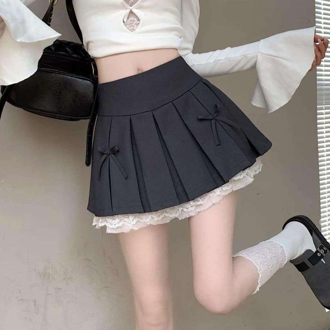 大人かわいい服 フリルレースが華やぐ プリーツミニスカート