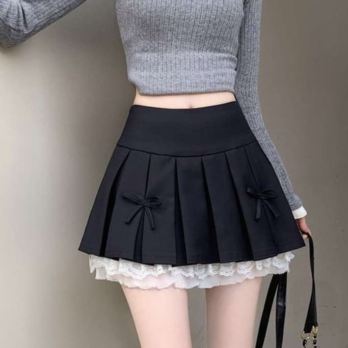 大人かわいい服 フリルレースが華やぐ プリーツミニスカート