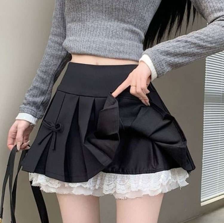 大人かわいい服 フリルレースが華やぐ プリーツミニスカート