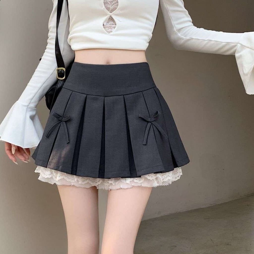 大人かわいい服 フリルレースが華やぐ プリーツミニスカート
