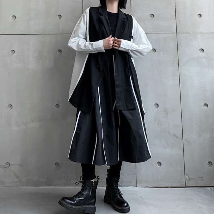 大人かわいい服 モノトーン ピンストライプミディスカート