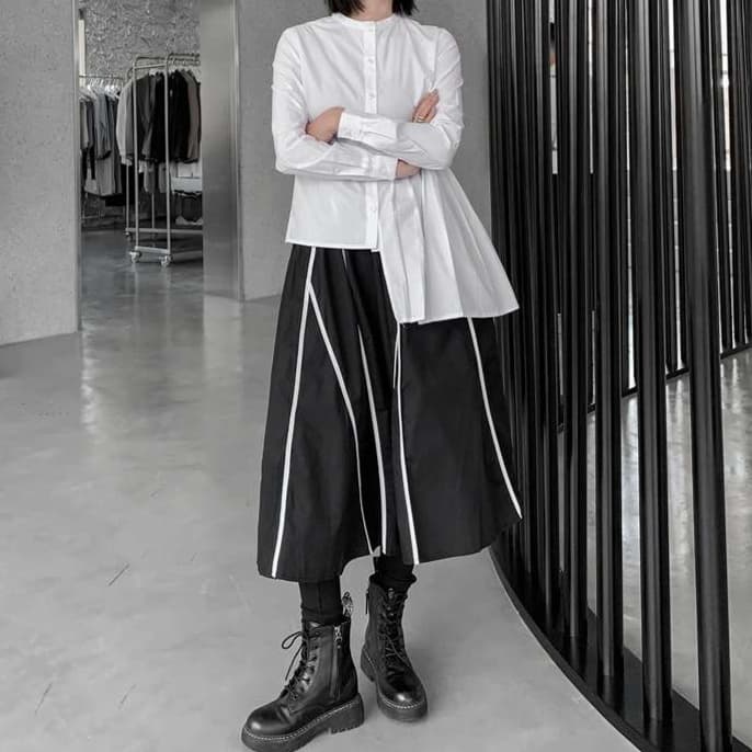 大人かわいい服 モノトーン ピンストライプミディスカート