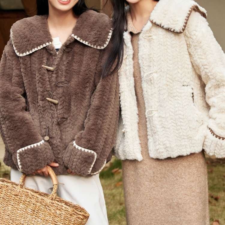 大人かわいい服 モコモコ襟が愛らしいショートコート
