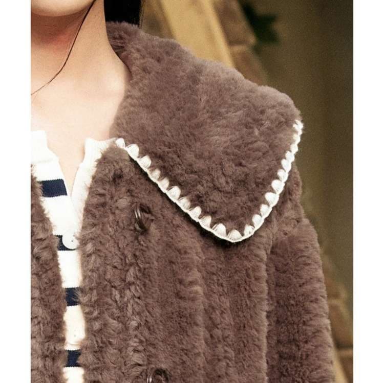 大人かわいい服 モコモコ襟が愛らしいショートコート