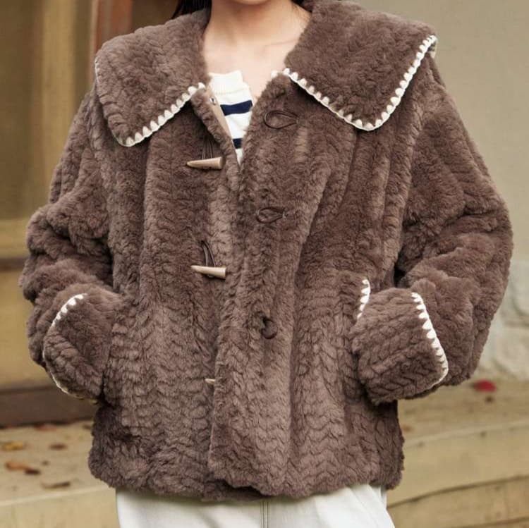 大人かわいい服 モコモコ襟が愛らしいショートコート