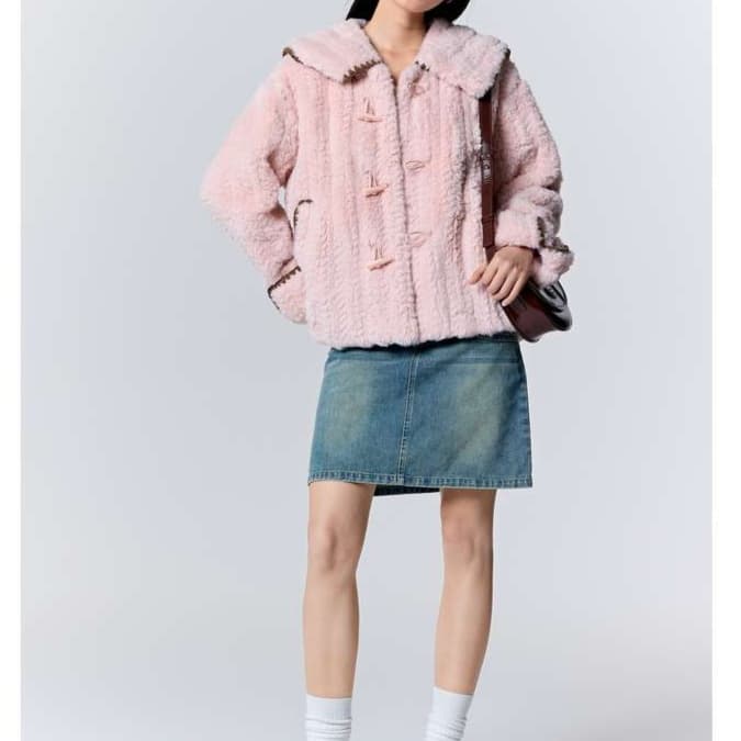 大人かわいい服 モコモコ襟が愛らしいショートコート