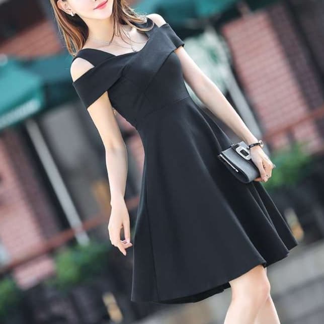 大人かわいい服 肩だしフレアワンピース