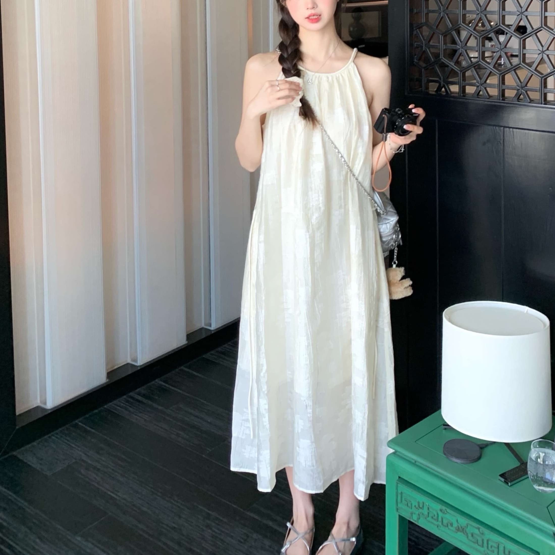 大人かわいい服 シルエットが美しい ギャザーホルターネックワンピース