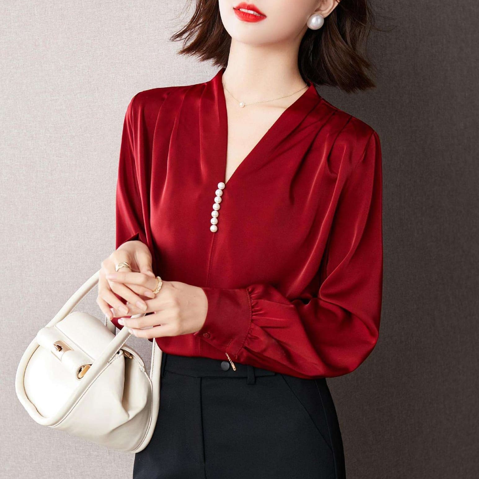 大人かわいい服 スリットネック×パールボタン ブラウス