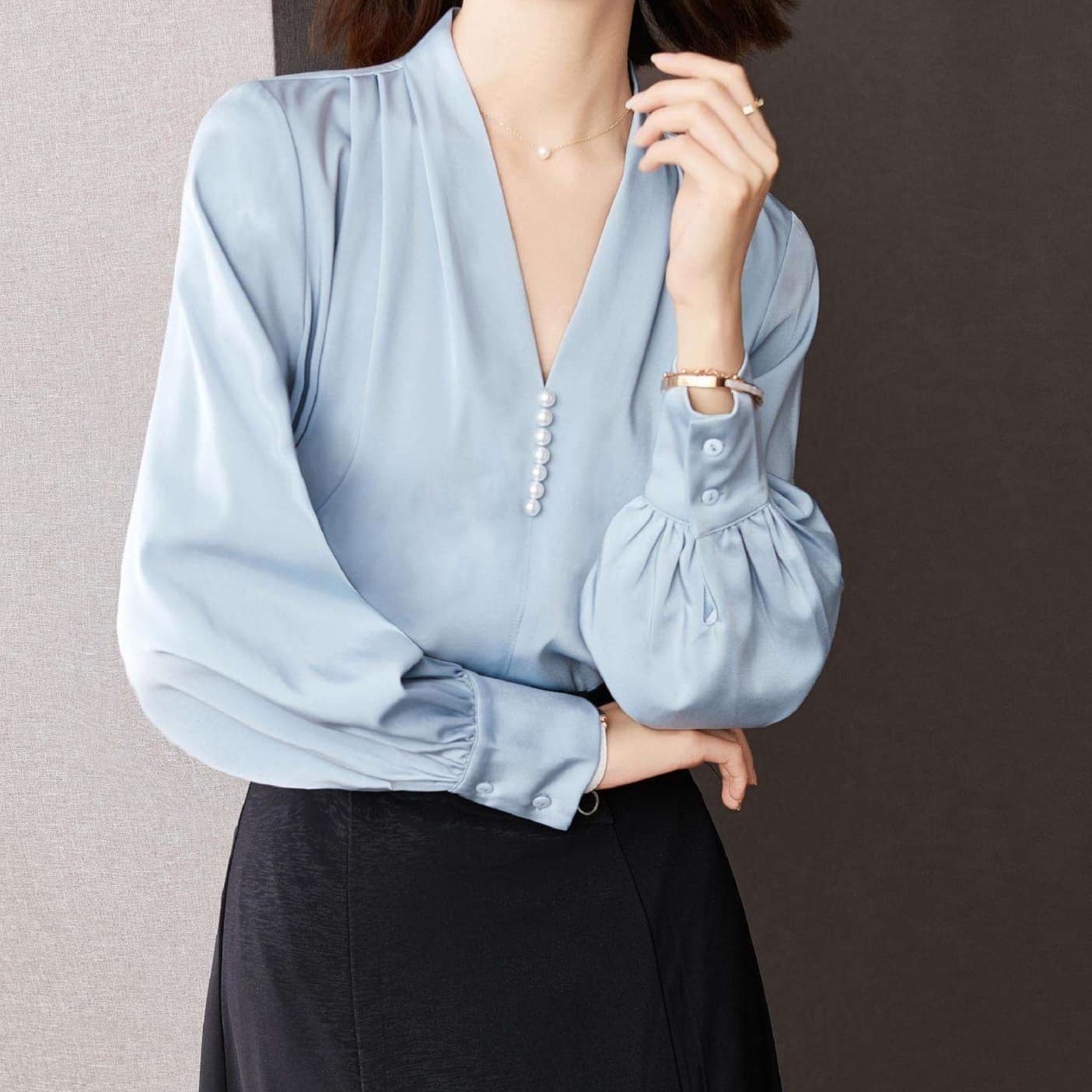大人かわいい服 スリットネック×パールボタン ブラウス