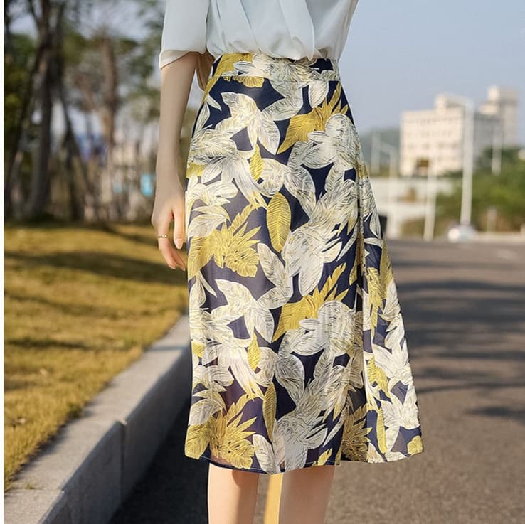大人かわいい服 光沢感リーフプリーツミディ丈スカート