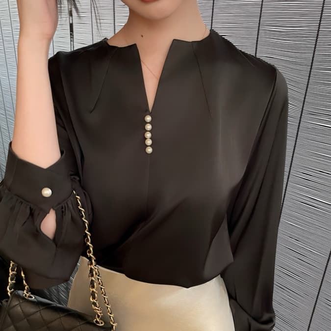 大人かわいい服 パールアクセントブラウス