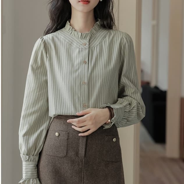 大人かわいい服 フリルカラー シャーリングストライプブラウス