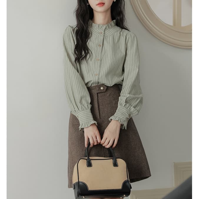 大人かわいい服 フリルカラー シャーリングストライプブラウス