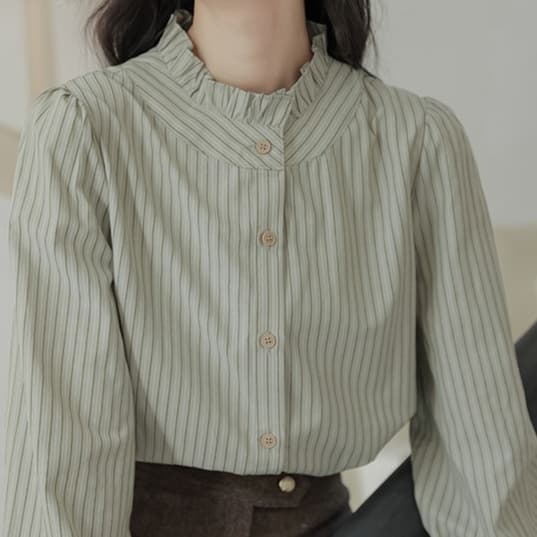大人かわいい服 フリルカラー シャーリングストライプブラウス