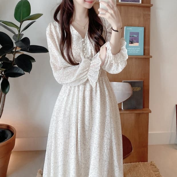 大人かわいい服 シャーリングレースワンピース