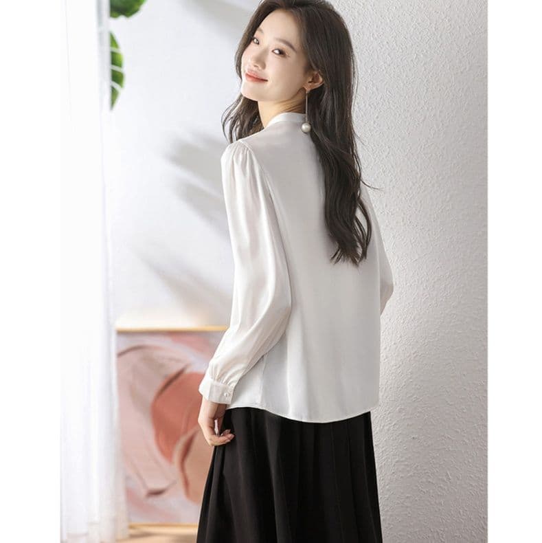 大人かわいい服 真珠調アクセントの上品ブラウス