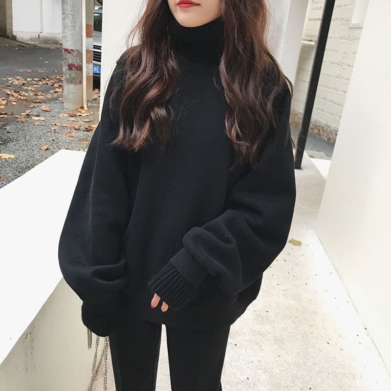 大人かわいい服 ゆったりハイネックのニットプルオーバー