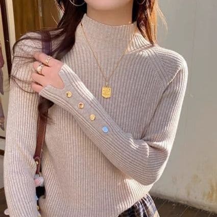 大人かわいい服 袖ボタンデザインモックネックリブニット