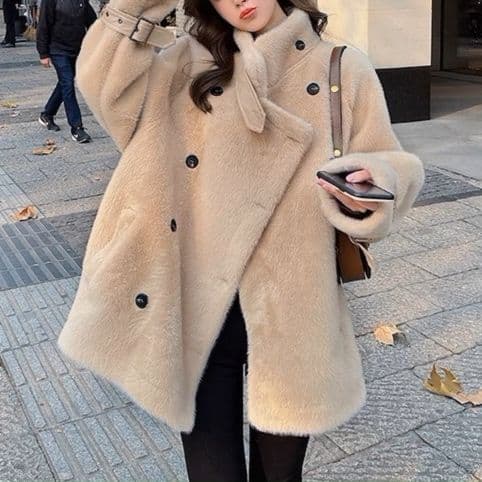 大人かわいい服 ボア素材ダブルボタンミドル丈コート